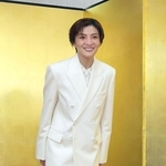退室前に一礼する鳳月杏さん＝大阪市北区（撮影・笠原次郎）