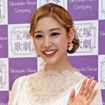宝塚月組トップ娘役・天紫珠李さん退団会見　男役から転向「進化続け、私しかできない娘役を」