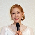 コンビを組んだ鳳月杏さんへの思いを語る天紫珠李さん＝宝塚市栄町１、宝塚大劇場