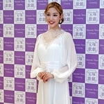 白いドレスで退団会見に臨んだ天紫珠李さん＝宝塚市栄町１、宝塚大劇場