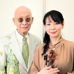 得意とする「四季」の演奏を心待ちにするバイオリニストの浅井咲乃（右）と音楽監督の延原武春＝大阪市内