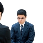 開幕局が始まる直前、盤上を見つめて集中する生垣寛人四段＝１６日、加古川市加古川町溝之口