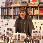 アトリエで展覧会のイメージについて語るコシノヒロコさん＝芦屋市内