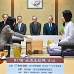 第３局で初手を指す大島綾華女流二段（左）。右は福間香奈女流王位＝２３日午前、福岡県飯塚市、麻生大浦荘