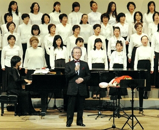 ２００７年３月、地元の加古川で市民合唱団と歌う菅原洋一さん（手前中央）＝加古川市民会館