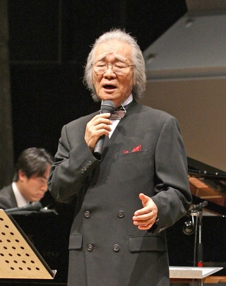 ニュークラシカルコンサートで熱唱する菅原洋一さん＝２００８年１月、東京都内