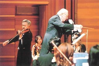 ２代目音楽監督のゲルハルト・ボッセ（右）と３代目を受け継いだ岡山潔（左）＝２００２年１０月２７日、東京芸大・奏楽堂（提供）