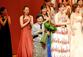 神戸市室内管弦楽団の姉妹団体、神戸市混声合唱団の演奏会で花束を手にする妹尾美智子（手前中央）＝２００８年９月、神戸市中央区楠町４、神戸文化ホール（提供）