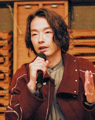 自身が出演するダンス公演「スティル・ライフ」について説明する森山未來＝神戸市中央区楠町４、神戸文化ホール