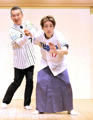 桂三実（右）と伊藤史隆支配人。三実は「タイガースの藤川球児監督に似ていると話すところだけウケます」＝神戸市兵庫区新開地２、神戸新開地・喜楽館