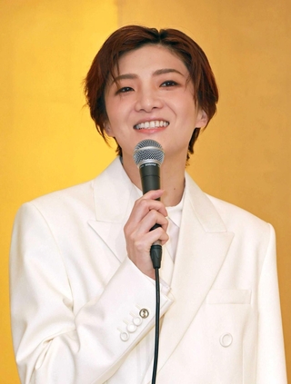 退団会見に臨む鳳月杏＝大阪市北区（撮影・笠原次郎）