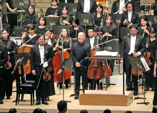 演奏後、指揮台から降りて客席の拍手に笑顔を向ける久石譲（手前中央）＝姫路市神屋町、アクリエひめじ