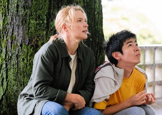 智樹役の黒崎煌代さん（右）とビルジニー・エフィラさん（（Ｃ）２０２６　Ｃｉｎé　ｆｒａｎｃｅ　Ｓｔｕｄｉｏｓ–Ａｒｔｅ　Ｆｒａｎｃｅ　Ｃｉｎéｍａ–Ｏｆｆｉｃｅ　Ｓｈｉｒｏｕｓ–Ｂｉｔｔｅｒｓ　Ｅｎｄ–Ｈｅｉｍａｔｆｉｌｍ–Ｔａｒａｎｔｕｌａ–Ｇａｐｂｕｓｔｅｒｓ–Ｓａｍｅ　Ｐｌａｙｅｒ–Ｓｏｕｄａｉｎ　ＪＰＮ　Ｐａｒｔｎｅｒｓ）