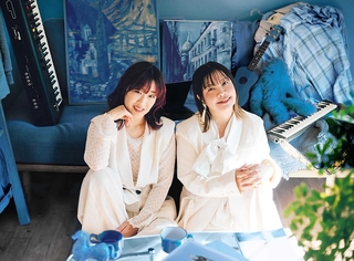 「会場のみなさんとはしゃぎたい」と神戸でのライブへの意気込みを語った音楽デュオ「花＊花」の２人（提供）