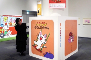 キヨノサチコさんの「ノンタン」シリーズのパネルなどが並ぶ＝神戸市東灘区向洋町中２、神戸ファッション美術館