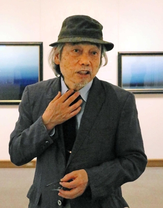 人類がまだ見ぬ油彩画を 絵本作家・葉祥明さん神戸で特別展 「世界の広