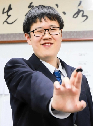 プロ入り後も豪快なスタイルを貫いての活躍を誓う平田董士初段＝大阪市北区、梅田囲碁センター