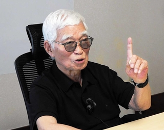 波乱に満ちた半生について語る足立正生監督＝東京都内