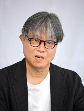 「つながりの物語になった。本を送った知人の多くが自分の親を語る感想を寄せてくれたのも印象的」と話す澤田康彦さん＝神戸市中央区東川崎町１（撮影・大田将之）