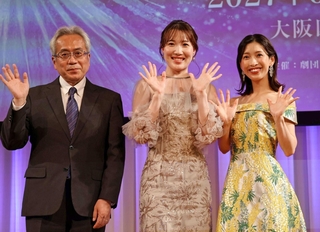 製作発表に出席したエルサ役中原詩乃（左）、アナ役海沼千明＝大阪市北区