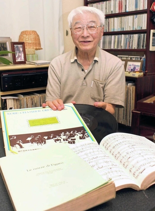 前身の神戸室内合奏団が初めて作ったレコードを手に楽団への思いを語る勝山周一さん＝神戸市北区