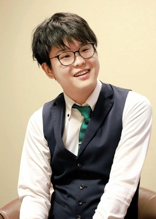 開幕局を制した後、インタビューに応じた佐田篤史七段＝２３日、大阪市北区、日本棋院関西総本部