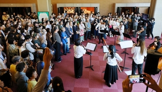 定期演奏会開演前のロビーで楽団員が披露する演奏に、多くの観客が聴き入った＝５月１６日、神戸文化ホール（撮影・鈴木雅之）