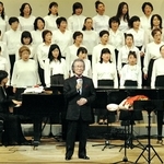 ２００７年３月、地元の加古川で市民合唱団と歌う菅原洋一さん（手前中央）＝加古川市民会館
