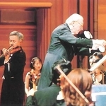 ２代目音楽監督のゲルハルト・ボッセ（右）と３代目を受け継いだ岡山潔（左）＝２００２年１０月２７日、東京芸大・奏楽堂（提供）