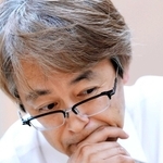 王位戦挑戦者決定戦で敗れた後、盤上を見つめる羽生善治九段＝５月２８日、東京都渋谷区、将棋会館
