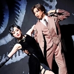 黒蜥蜴（左、春乃さくら）と駆け引きを繰り広げる明智小五郎（桜木みなと）＝宝塚大劇場