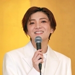退団会見に臨む鳳月杏＝大阪市北区（撮影・笠原次郎）
