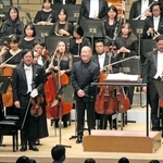 演奏後、指揮台から降りて客席の拍手に笑顔を向ける久石譲（手前中央）＝姫路市神屋町、アクリエひめじ