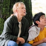 智樹役の黒崎煌代さん（右）とビルジニー・エフィラさん（（Ｃ）２０２６　Ｃｉｎé　ｆｒａｎｃｅ　Ｓｔｕｄｉｏｓ–Ａｒｔｅ　Ｆｒａｎｃｅ　Ｃｉｎéｍａ–Ｏｆｆｉｃｅ　Ｓｈｉｒｏｕｓ–Ｂｉｔｔｅｒｓ　Ｅｎｄ–Ｈｅｉｍａｔｆｉｌｍ–Ｔａｒａｎｔｕｌａ–Ｇａｐｂｕｓｔｅｒｓ–Ｓａｍｅ　Ｐｌａｙｅｒ–Ｓｏｕｄａｉｎ　ＪＰＮ　Ｐａｒｔｎｅｒｓ）