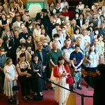 開演前のロビーコンサート。客席を埋め尽くす観客が訪れた＝２０日午後、神戸文化ホール