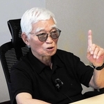 波乱に満ちた半生について語る足立正生監督＝東京都内