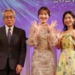 製作発表に出席したエルサ役中原詩乃（左）、アナ役海沼千明＝大阪市北区