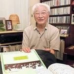 前身の神戸室内合奏団が初めて作ったレコードを手に楽団への思いを語る勝山周一さん＝神戸市北区
