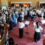 定期演奏会開演前のロビーで楽団員が披露する演奏に、多くの観客が聴き入った＝５月１６日、神戸文化ホール（撮影・鈴木雅之）