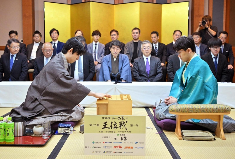 第67期王位戦、第1局始まる 同い年の藤井と伊藤が激突 両者得意の角