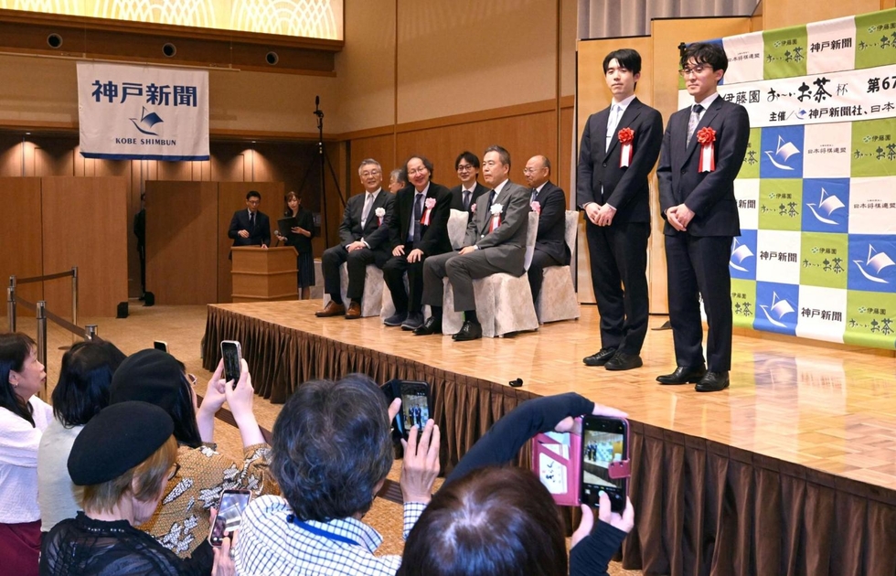 将棋王位戦第2局で前夜祭 藤井王位と伊藤二冠、ファン60人を前に抱負
