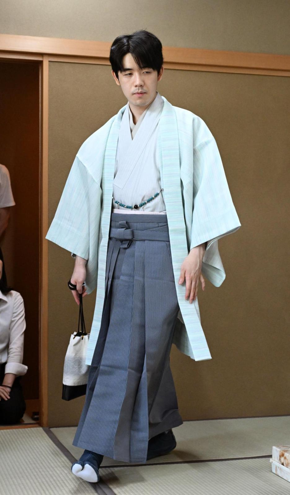藤井、積極的な仕掛け 伊藤、相掛かりで自然に 王位戦第2局、午前から
