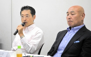 合同コンサートの意義などを説明するアンサンブル神戸の矢野正浩さん（左）＝神戸市中央区東町