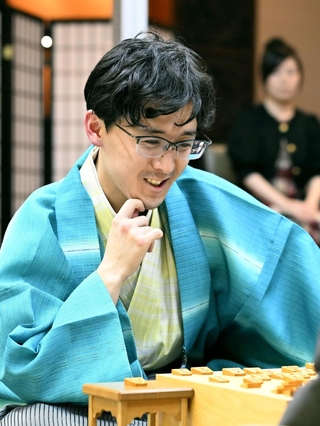 第１局で藤井聡太王位に勝利し、対局を振り返る伊藤匠二冠＝５日午後、浜松市、浜松八幡宮楠俱楽部