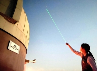 観測したい星をペンライトで指して案内する（休暇村南淡路提供）＝南あわじ市福良丙