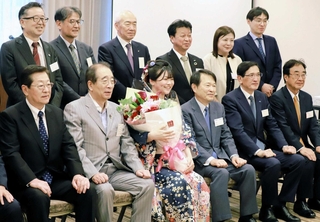 後援会の設立総会で役員らと記念撮影した藤沢ななみ初段（前列左から３人目）＝７日、大阪市内