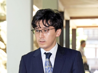 王位戦第２局の対局場に入る伊藤匠二冠＝１４日午後２時８分、神戸市北区有馬町、中の坊瑞苑（撮影・吉田敦史）