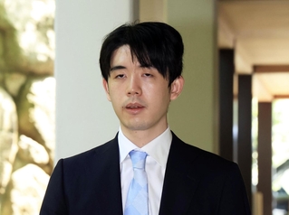 王位戦第２局の対局場に入る藤井聡太王位＝１４日午後２時６分、神戸市北区有馬町、中の坊瑞苑（撮影・吉田敦史）
