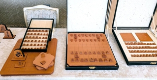 豊岡鞄の老舗メーカーなどが牛革で製作した将棋盤セット＝有馬グランドホテル