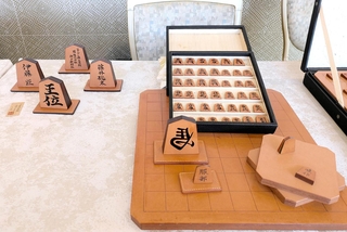 豊岡鞄の老舗メーカーなどが牛革で製作した将棋盤セットと飾り駒＝有馬グランドホテル